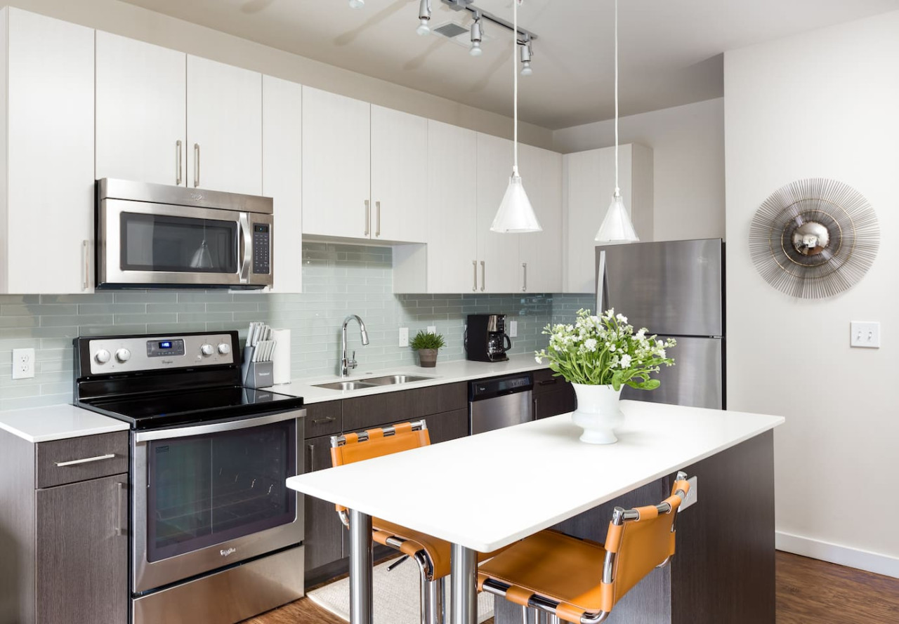 Cozy and Chic Apartment | Inman Park | LOCAL - Atlanta