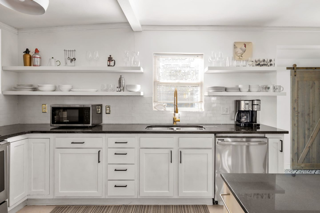 Bright and Spacious Home | Hapeville | LOCAL - Hapeville