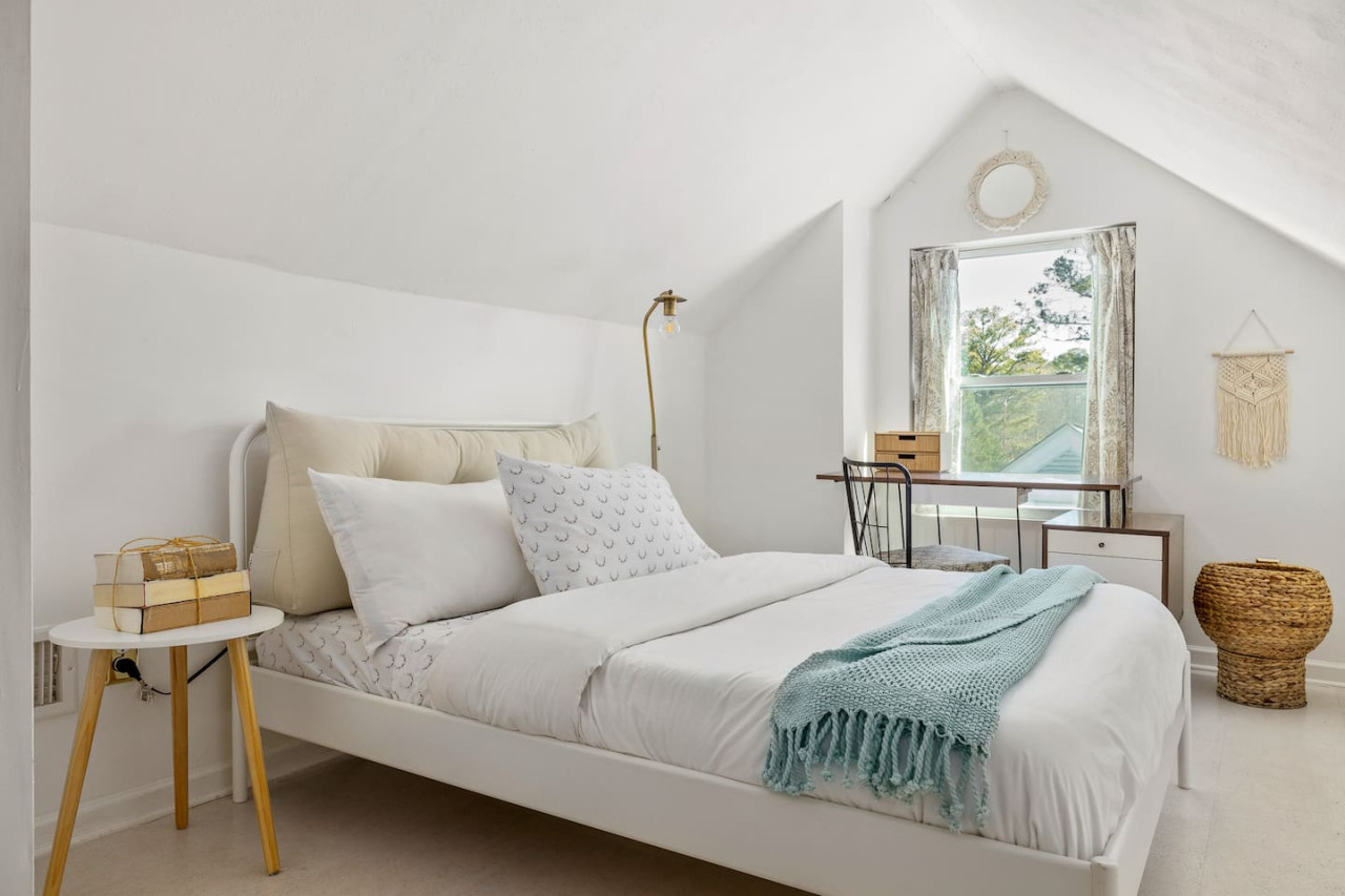 Bright and Spacious Home | Hapeville | LOCAL - Hapeville