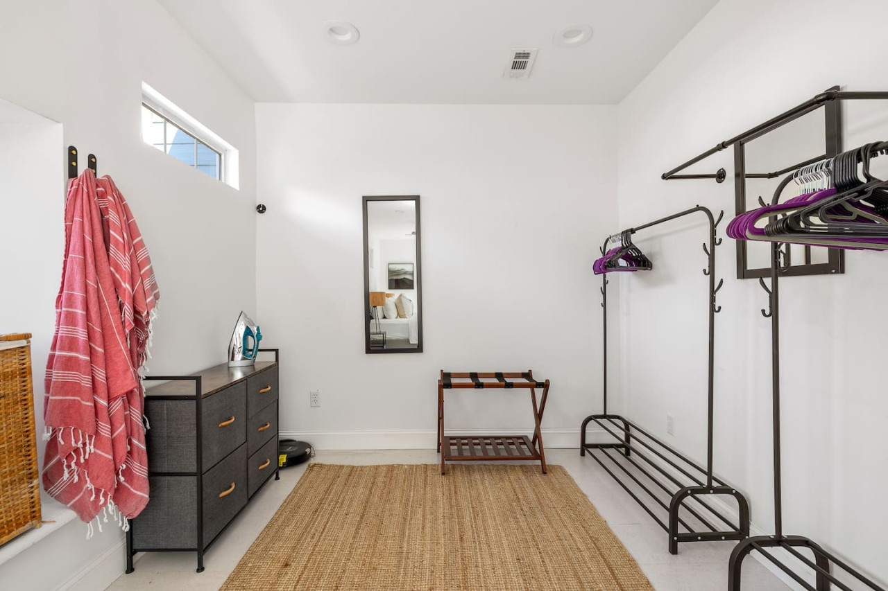 Bright and Spacious Home | Hapeville | LOCAL - Hapeville