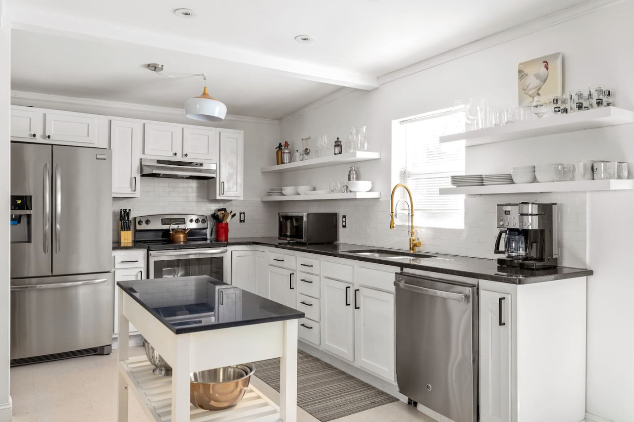 bright-and-spacious-home-or-hapeville-or-local/