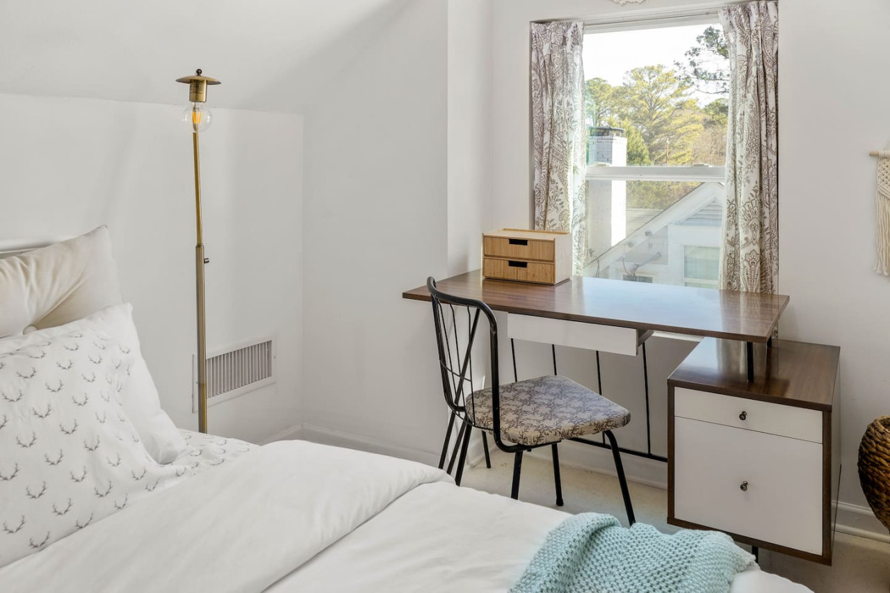 Bright and Spacious Home | Hapeville | LOCAL - Hapeville