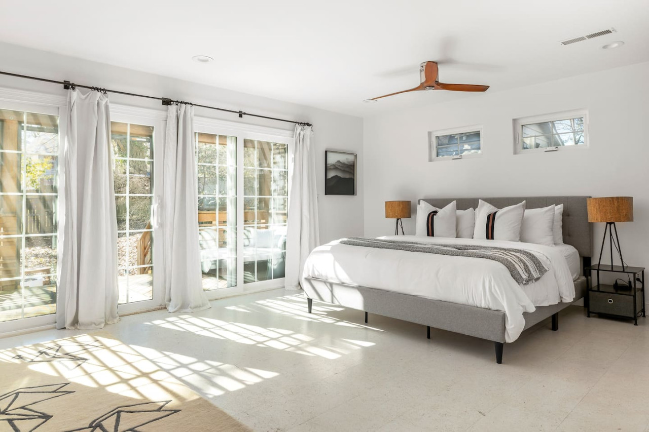 Bright and Spacious Home | Hapeville | LOCAL - Hapeville