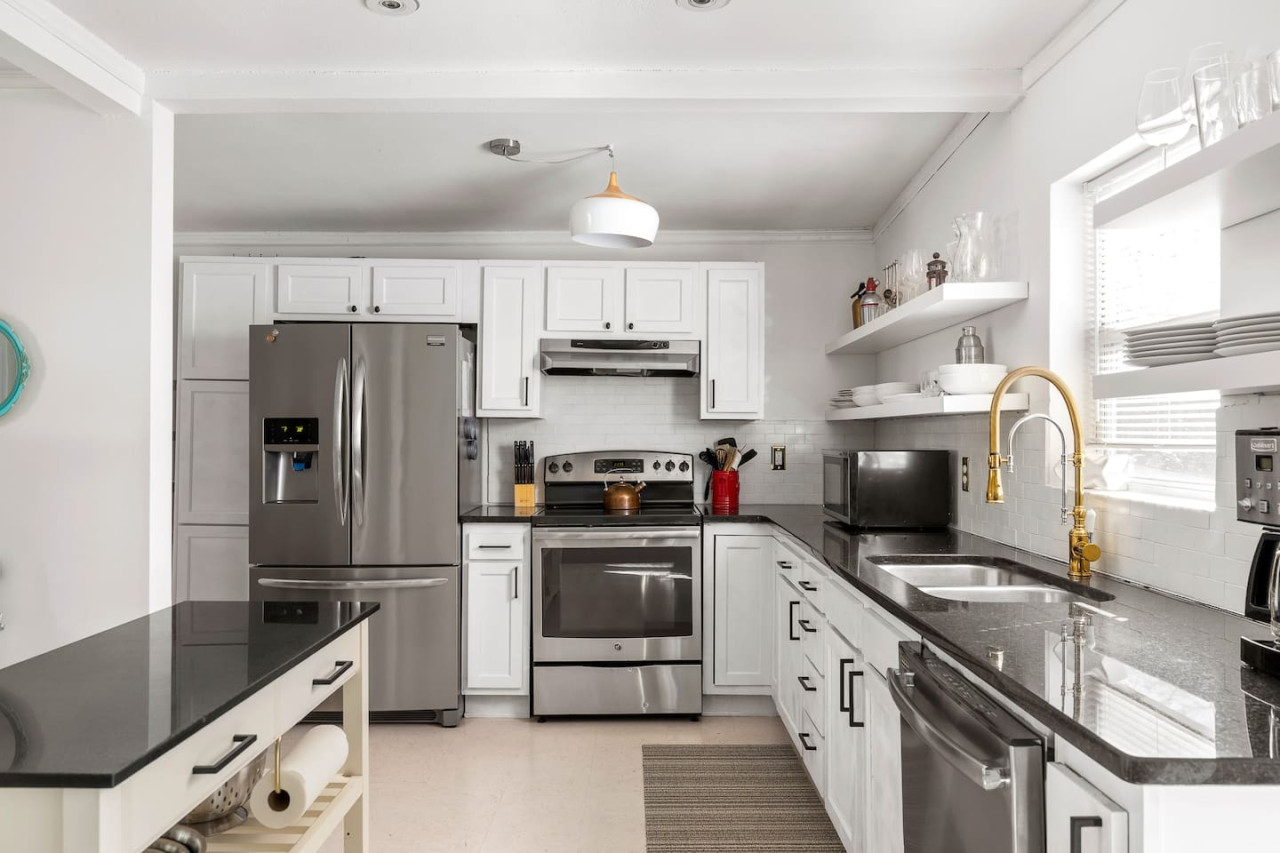 Bright and Spacious Home | Hapeville | LOCAL - Hapeville