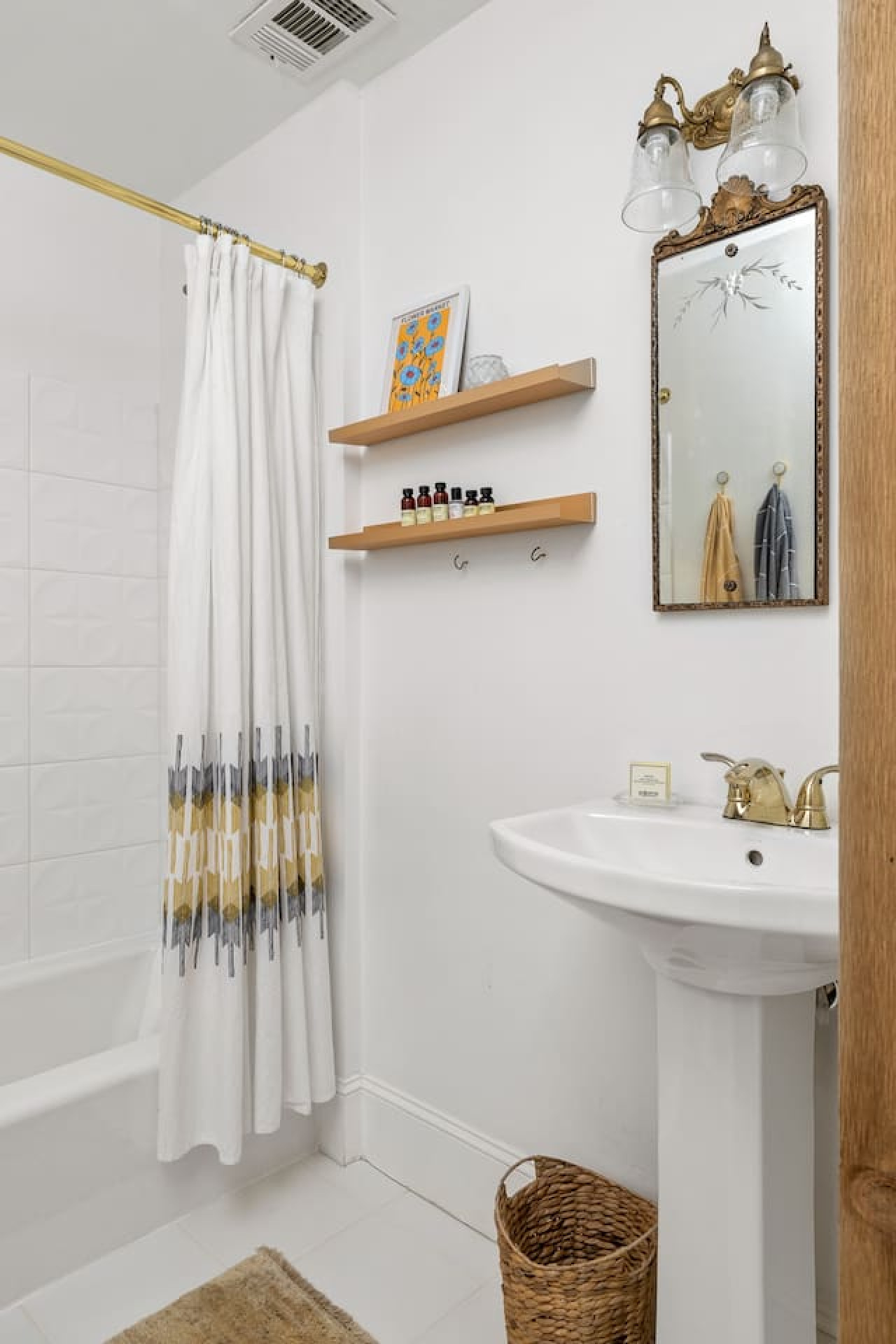 Bright and Spacious Home | Hapeville | LOCAL - Hapeville