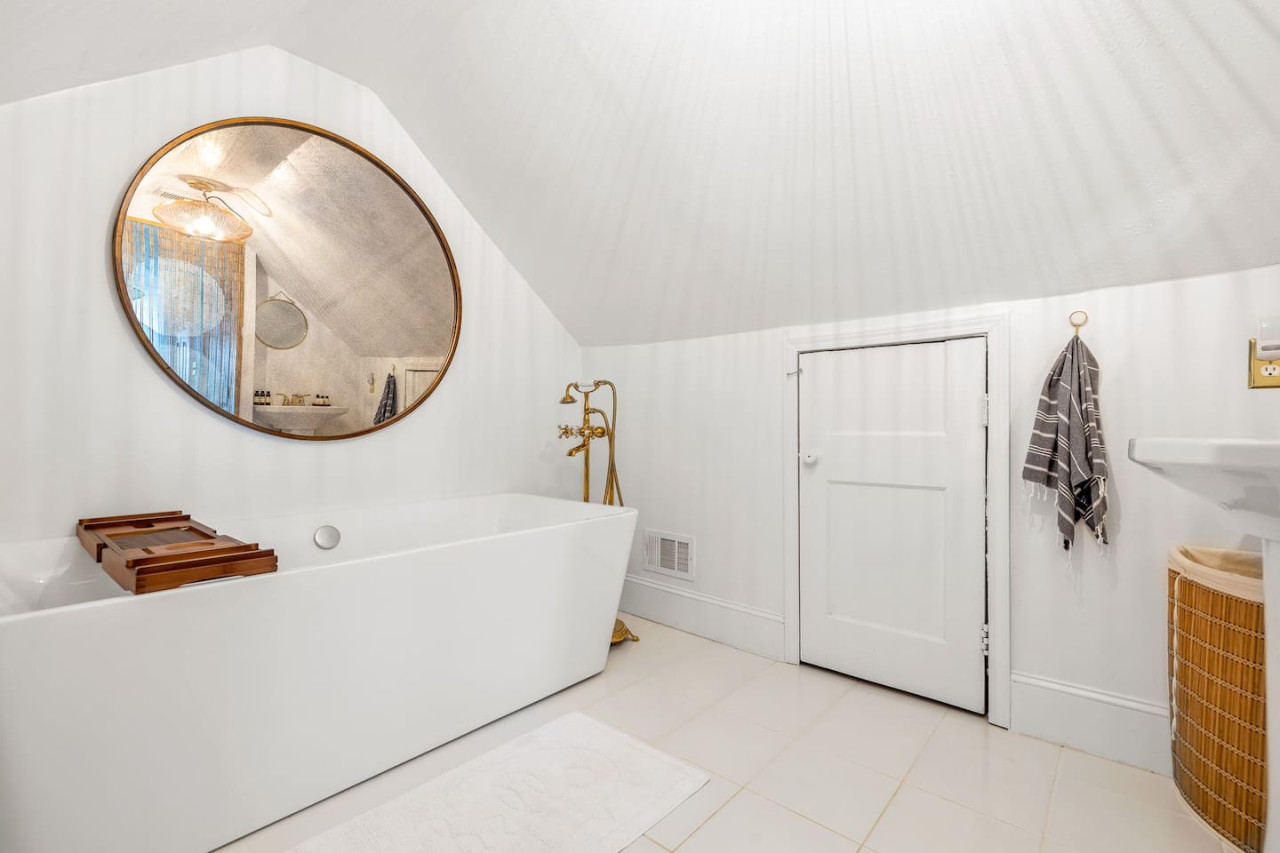 Bright and Spacious Home | Hapeville | LOCAL - Hapeville