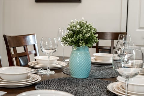 D@home Spacious &comfy by Glenmore /Heritage Park