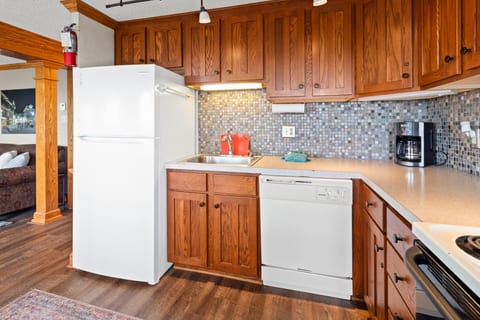ML148 Corner Unit w/ Views & Fireplace - Connects to ML150 (rented separately)