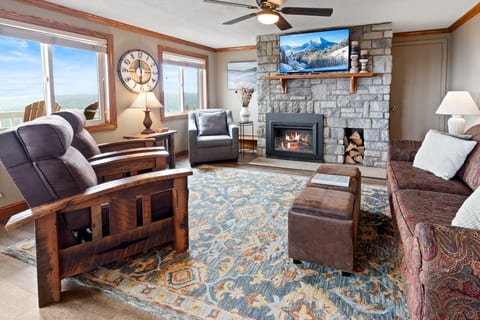 Welcome to Mountain Lodge 148! Brand New Flooring through out !