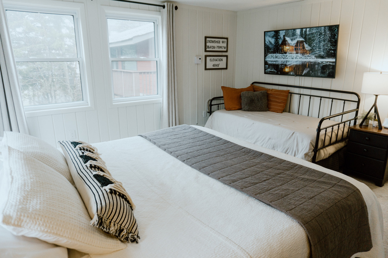 Primary ensuite with King bed and twin trundle (sleeps 4)