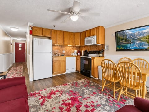 ML147 Fresh & Fun 1BR Sleeps 4 Near Village Slope Access Wi-Fi EZ Park No Steps