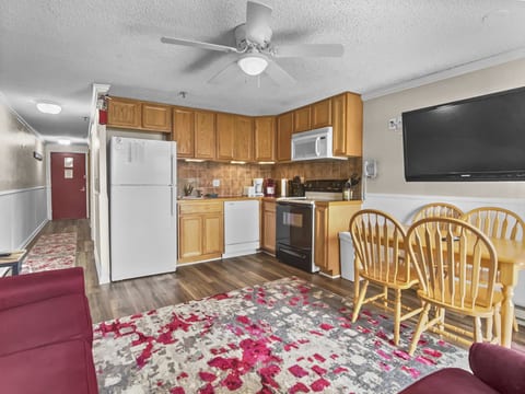ML147 Fresh & Fun 1BR Sleeps 4 Near Village Slope Access Wi-Fi EZ Park No Steps