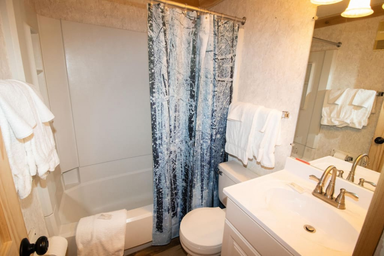 Clean bathroom with tub/shower!