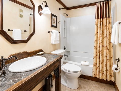 ML217 Slope Side Retreat Close to Village Ballhooter EZ Park WiFi Sleeps 4