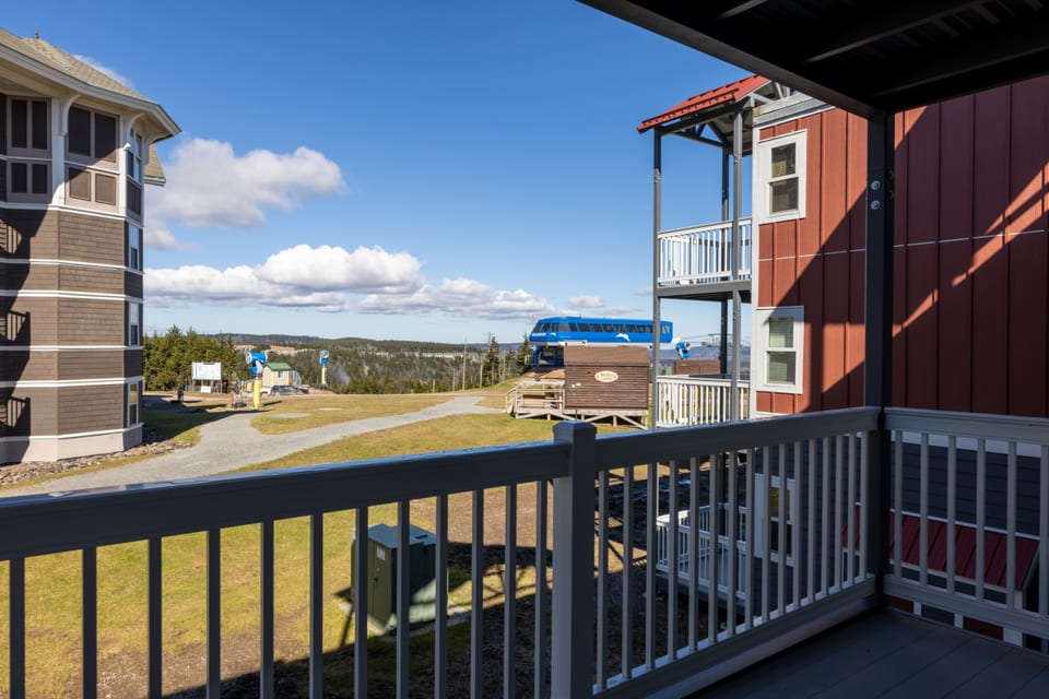 ML204 2BR/2BA Bright and Airy Lift View 2nd Floor Wi-Fi EZ Parking - Dunmore