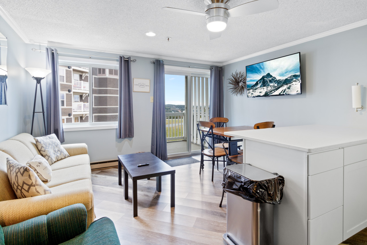 ML204 2BR/2BA Bright and Airy Lift View 2nd Floor Wi-Fi EZ Parking