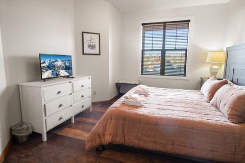 Blackbear Crossing 11 Two-Story Townhouse With Slope Access Parking Wi-Fi EV Charger