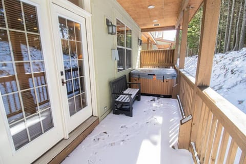 Blackbear Crossing 11 Two-Story Townhouse With Slope Access Parking Wi-Fi EV Charger
