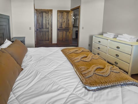 First floor en-suite with king bed