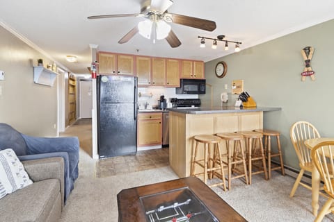 ML307 Classy & Clean! Recharge & Relax! Close to Village & Ballhooter Wi-Fi