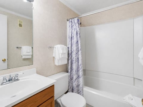 ML307 Classy & Clean! Recharge & Relax! Close to Village & Ballhooter Wi-Fi