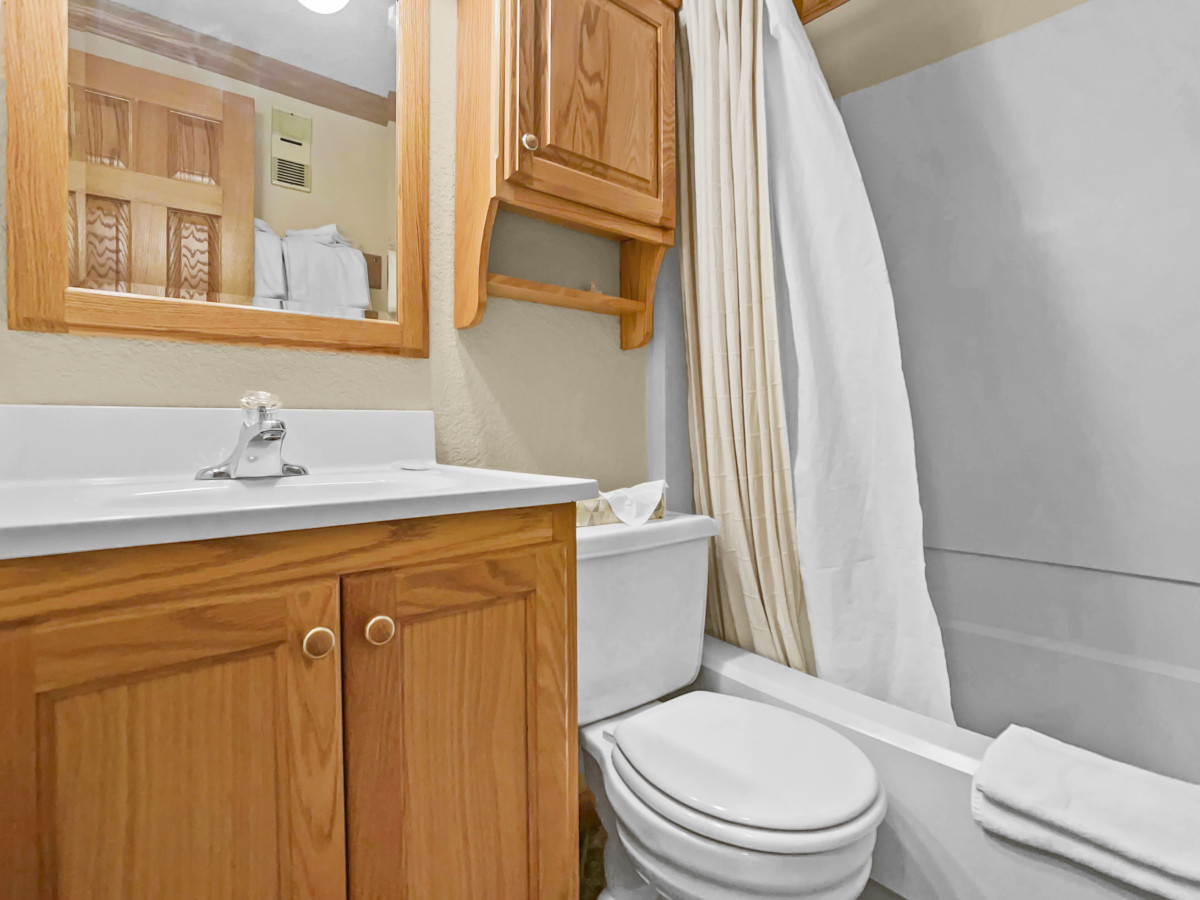 Clean bathroom with tub/shower