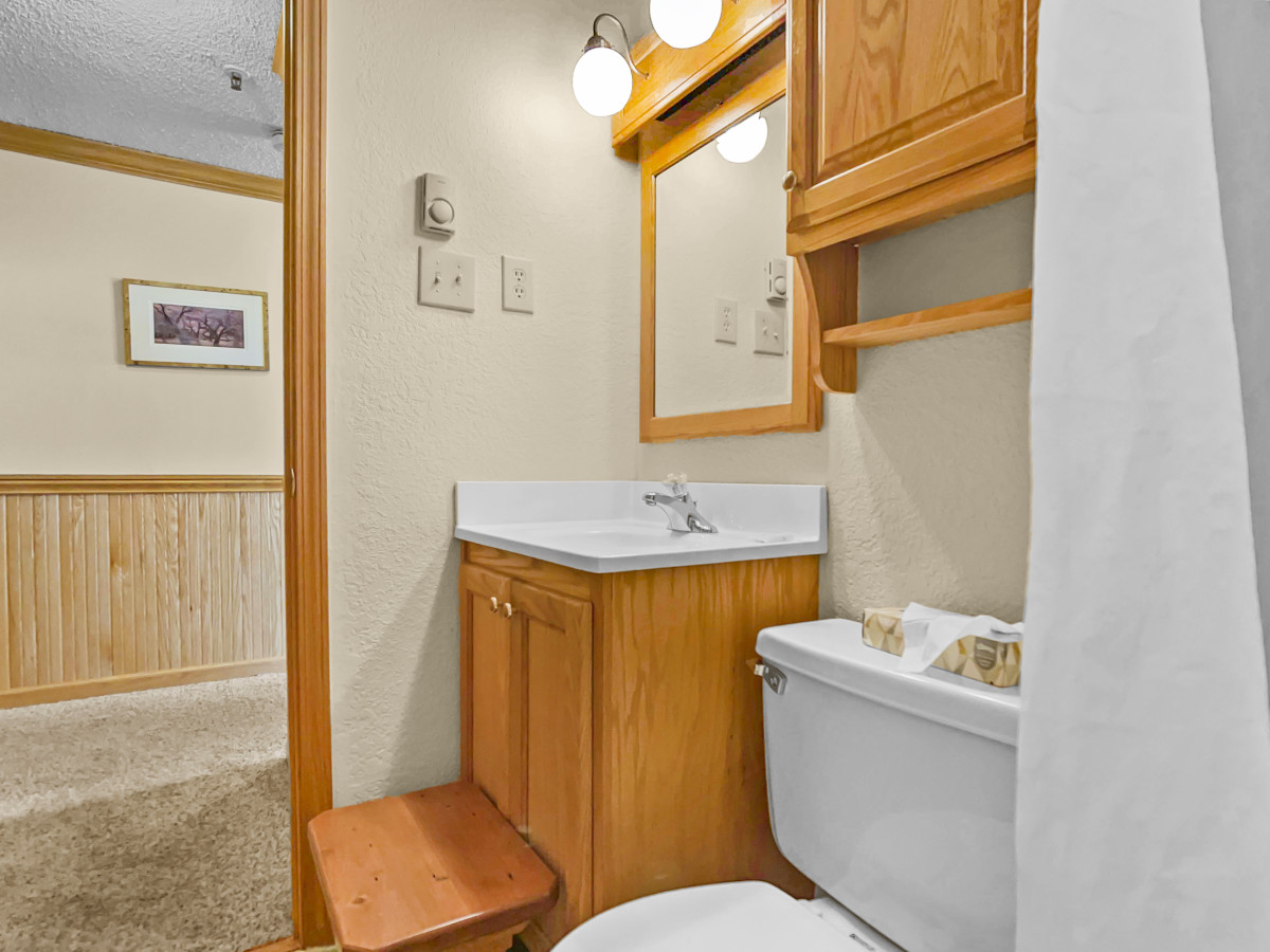Clean bathroom with tub/shower!