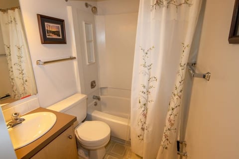 Clean bathroom with tub/shower!