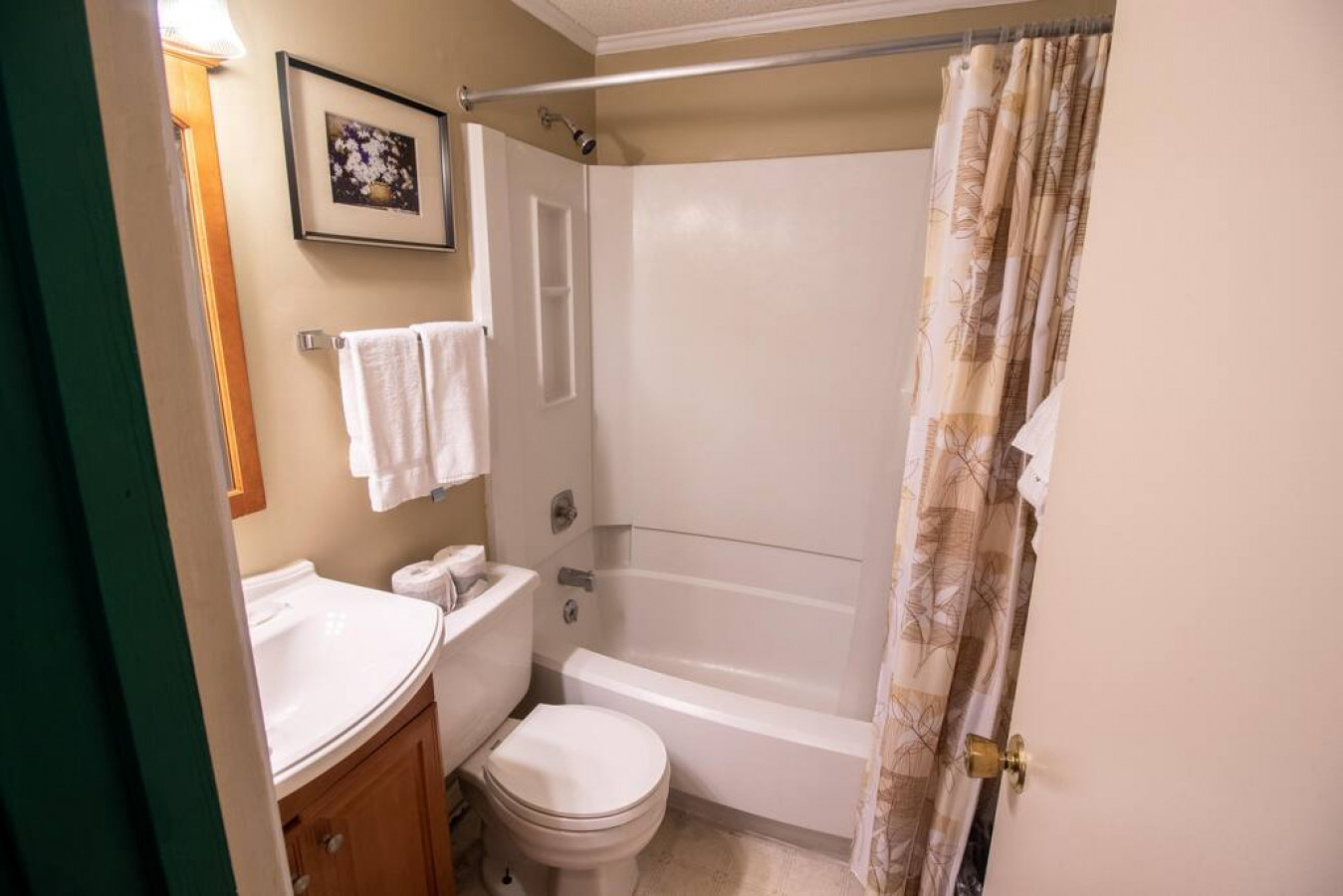 Clean bathroom with tub/shower!