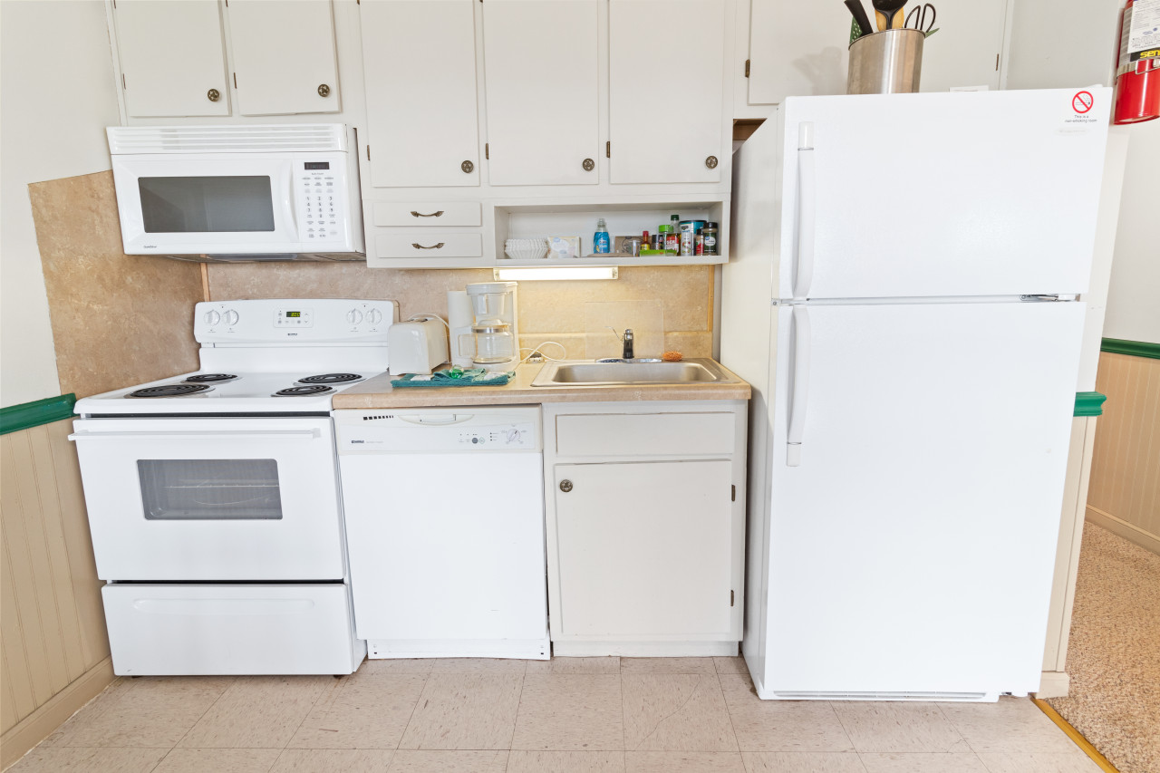 Fully-equipped with pots, pans & utensils