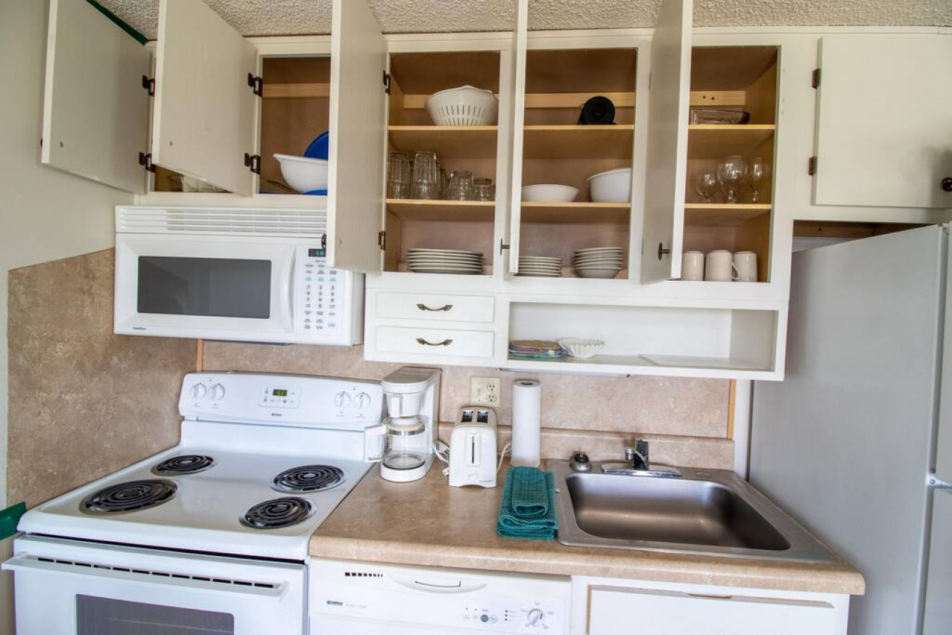 Fully-equipped with pots, pans & utensils