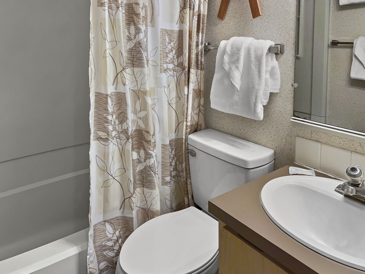 Clean bathroom with tub/shower!