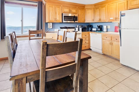 ML246 Charming Corner Unit Breathtaking Mountain & Lake Views Fireplace