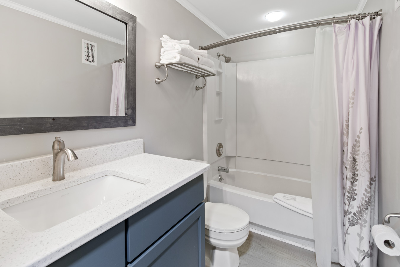 Clean ensuite bathroom with tub/shower!