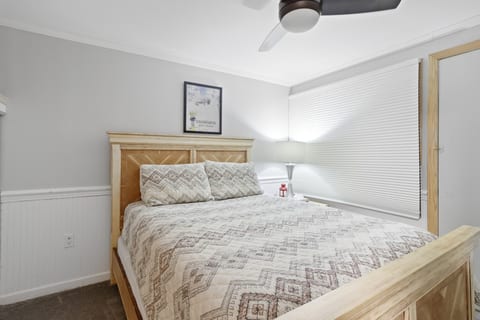 Queen-sized bed in 2nd bedroom; with Flat screen TV