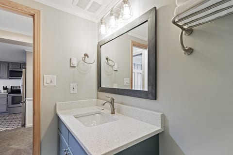 ML316 Stylish & Modern! Breathtaking Mountain/Trail View Close to Village Wi-Fi