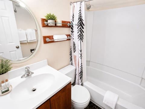 ML266 Quick Slope Access! 1BR/1BA Near the Village EZ Parking Wi-Fi CLEAN!