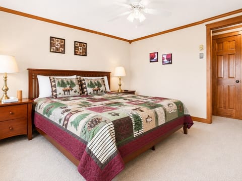 ML278 Mountaintop Retreat! Enchanting Mountain/Lake View! WiFi, Near Village