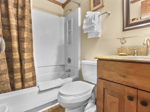 ML278 Mountaintop Retreat! Enchanting Mountain/Lake View! WiFi, Near Village