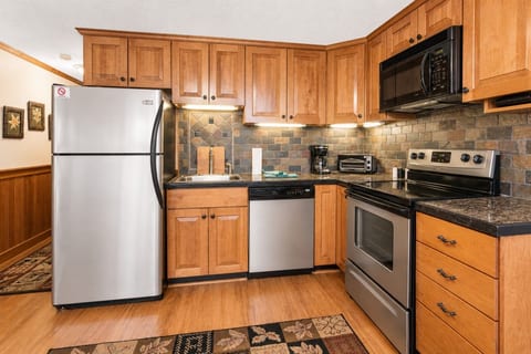 ML278 Mountaintop Retreat! Enchanting Mountain/Lake View! WiFi, Near Village