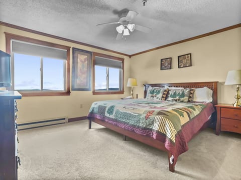 ML278 Mountaintop Retreat! Enchanting Mountain/Lake View! WiFi, Near Village