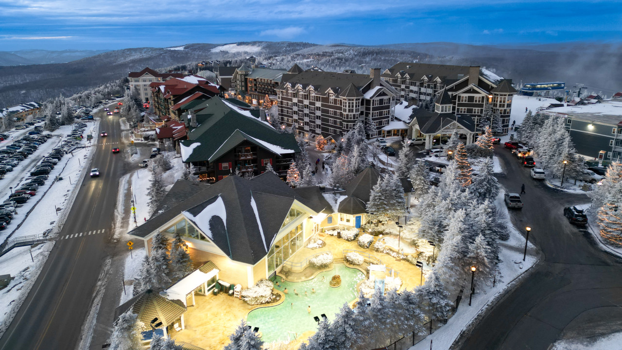 Split Rock Pools is next door to Mountain Lodge