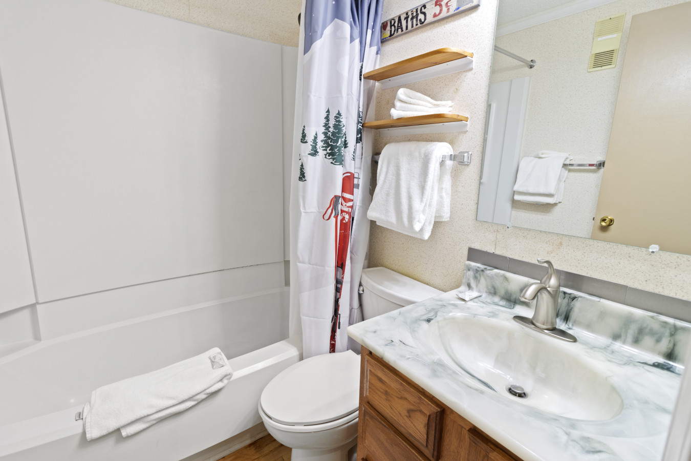 Clean bathroom with tub/shower!