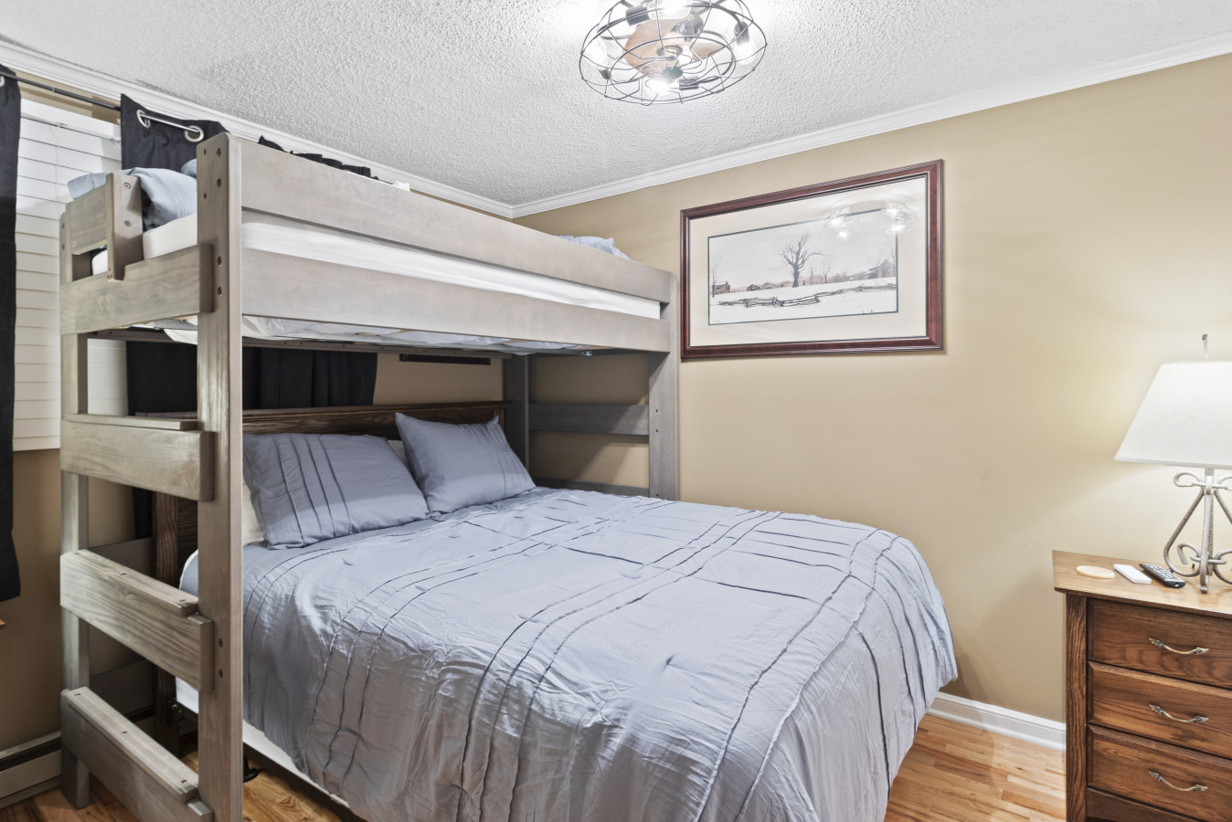 Queen bed with twin bunk aboce