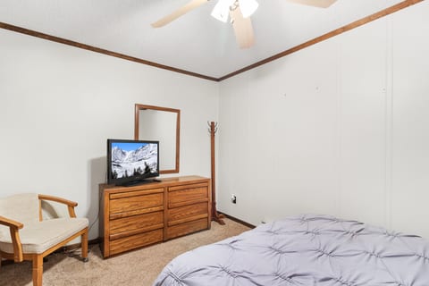 Snowcrest 215B 1BR 1BA Sleeps Six WiFi Parking Next To Soaring Eagle Lift