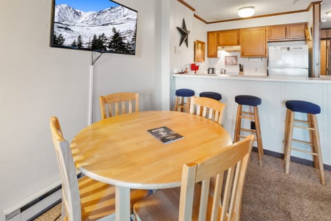 Snowcrest 215B 1BR 1BA Sleeps Six WiFi Parking Next To Soaring Eagle Lift