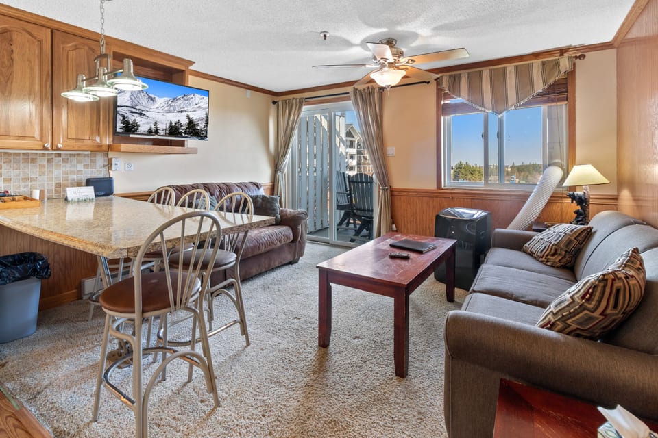 Mountain Lodge 324 is your Snowshoe home away from home!