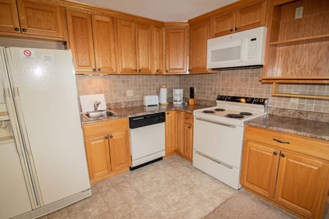 ML356 Comfortable Feel Right At Home Stunning Mountain Lake View WiFi