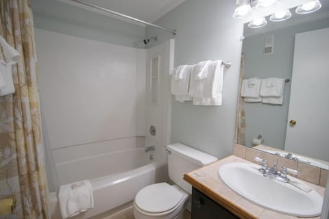 Clean ensuite bathroom with tub/shower!
