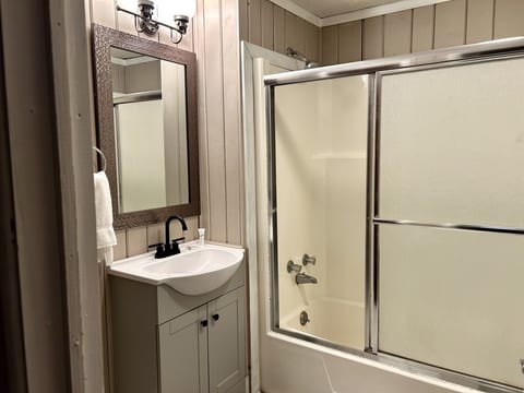 Treetop 15 Sleeps 9 2BR/2BA Near Slopes and Village Parking Wi-Fi